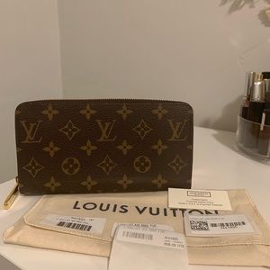 Louie Vuitton Zippy Wallet